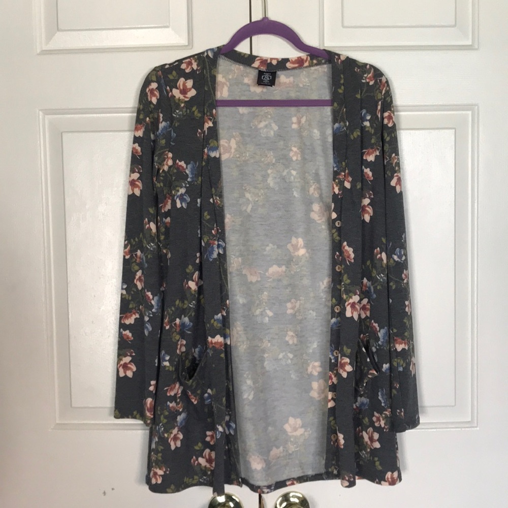 Agnes and Dora floral top with pockets